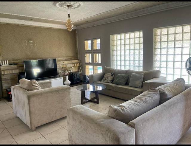 4 BEDROOM HOUSE FOR SALE IN GLENANDA